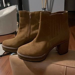 Steve Madden Cognac Platform Bootie! Size/9M Approximately measurements! NWOT!